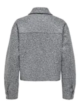 Chaqueta corta gris jaspeado con cuello alto, hombros caídos, cierre frontal con cremallera, bolsillos y puños con botón.