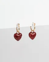 Aros tipo argolla dorados con dije de corazón rojo con glitter.