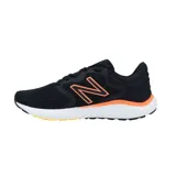 Championes de running New Balance 521 para hombre, color negro con logo naranja y suela blanca.