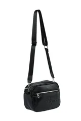 Bandolera negra con correa ajustable y textura simil cuero de cocodrilo.