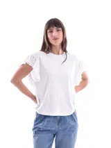 Remera blanca de mangas cortas con volados.