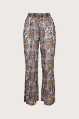 Pantalón acampanado con cintura elástica y estampado abstracto en tonos marrón, azul y naranja.