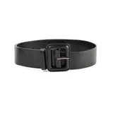 Cinturón negro de cuero vacuno de 4,5 cm de ancho con hebilla cuadrada forrada en el mismo material.