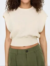 Top de punto acanalado color crema, con cuello redondo y corte regular. Sin mangas.