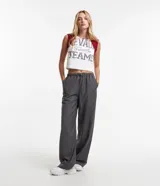 Pantalón fluido gris con cintura elástica y lazo ajustable.