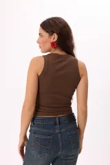 Musculosa marrón de rib, corte ajustado y cuello redondo.
