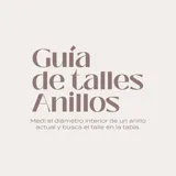 Anillo de plata 925 con diseño trenzado o espiralado, cubierto de pequeñas circonias engastadas.