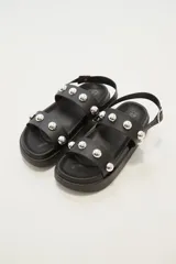 Sandalias negras con plataforma y dos tiras horizontales con apliques de tachas plateadas.