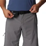 Short deportivo gris de corte recto, con bolsillos laterales con cierre y cintura elástica con cinturón ajustable.