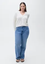 Cárdigan de punto calado color crudo, con cuello en V, cierre frontal con botones y mangas largas.