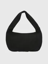Cartera tipo hobo de cuero sintético color negro, con asa corta acolchada y tachas metálicas plateadas en el borde. Incluye llavero colgante con el logo de la marca.