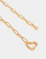 Collar dorado con cadena de eslabones rectangulares y dije de corazón con cierre mosquetón.