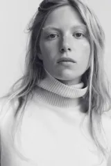 Top gris de cuello alto y sin mangas.