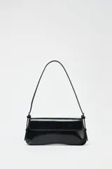 Bolso de hombro negro acharolado con solapa y asa ajustable. Cierre con imán.