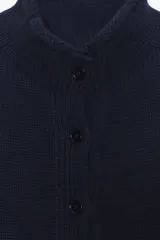 Chaqueta azul marino de punto con cuello subido y manga corta. Cierre frontal con botones.