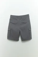 Bermuda cargo gris con bolsillos laterales y traseros.