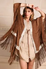 Kimono marrón con bordado de flores a tono, guarda decorativa y flecos largos.