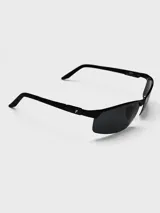 Lentes de sol negros con diseño deportivo y protección UV.