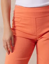 Bermuda color beige en gabardina elastizada, con pretina ancha elastizada, bolsillos simulados en la parte delantera y bolsillos aplicados en la parte trasera.