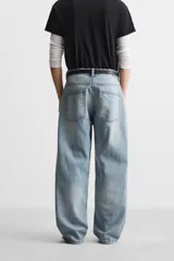 Pantalón de jean celeste con efecto lavado, corte amplio tipo baggy y cinco bolsillos.