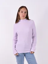 Polera lavanda de cuello alto y manga larga con textura.