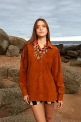 Camisa holgada de cuero suede color marrón con botones forrados.