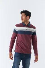 Remera cuello polo de manga larga con diseño a rayas horizontales en tonos borgoña, azul marino, gris y blanco. Logo estampado en el pecho. Corte regular.