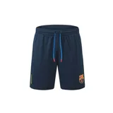 Short deportivo azul marino con cintura elástica y cordón ajustable. Presenta el escudo del FC Barcelona en la pierna derecha y la inscripción "Barça" en la pierna izquierda.