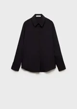 Camisa negra de tejido fluido, corte recto, cuello camisero, manga larga con puños abotonados y cierre frontal con botones.