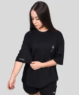 Remera negra de algodón con corte oversize y estampado con serigrafía en la manga y el frente.