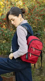 Mochila color beige de tafeta con apertura superior con cierre y tiradores metálicos. Incluye bolsillos internos, bolsillo con doble cierre metálico al frente, asas rígidas de mano y correas regulables para colgar en la espalda.