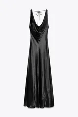 Vestido largo negro de satén, con escote drapeado y tirantes finos. Espalda descubierta con tirantes finos ajustables.