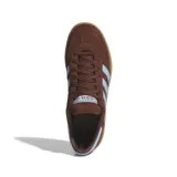 Championes Adidas Originals Handball Spezial de gamuza color marrón con detalles en celeste y suela de goma color caramelo.