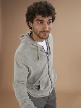 Campera con capucha de toalla color gris claro, con cierre completo y bolsillos frontales.