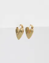Par de aros dorados tipo argolla con forma de corazón.