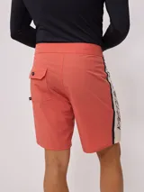 Short de baño color verde agua con estampado lateral en negro, blanco y amarillo. Ajuste con cordón en la cintura.