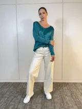 Pantalón cargo color beige de eco cuero, corte recto y bolsillos laterales.