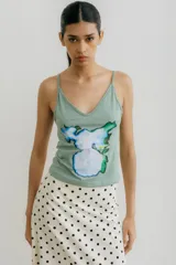 Musculosa elastizada color verde agua con estampado abstracto en el frente.