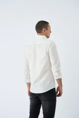 Camisa de hombre en tejido cloqué color rosa claro, corte semi slim, con logo bordado, bolsillo y manga larga.