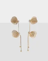 Aros colgantes largos dorados con strass y flores de filigrana metálica.