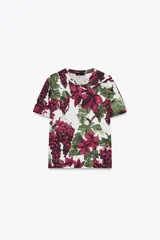 Camiseta de algodón color rosa con estampado de flores.