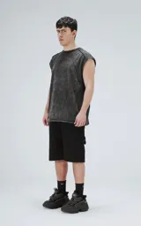 Remera negra sin mangas con efecto gastado, cuello redondo y calce oversize.