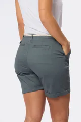 Bermuda color beige con cinturón, bolsillos laterales y confeccionada en algodón con spandex.