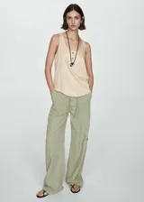 Top color beige con breteles anchos y botones frontales.