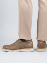 Zapato acordonado de cuero color marrón taupe, con suela FLX de EVA color beige y detalle de logo en el talón.