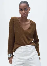 Sweater marrón de punto grueso con cuello en V y mangas largas.