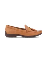 Mocasín color borgoña con textura reptil, detalle de antifaz en nobuck y borlas.