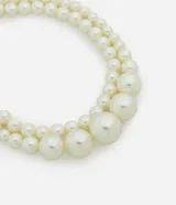 Collar de capas con cadena de perlas grandes y medianas, con cierre de mosquetón. Confeccionado en metal reciclado con baño light gold.