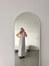 Vestido de jersey con estampado de rayas horizontales en blanco y azul marino, de corte holgado y tirantes finos.