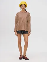 Remera manga larga a rayas horizontales color crema y bordó, corte holgado y cuello redondo.